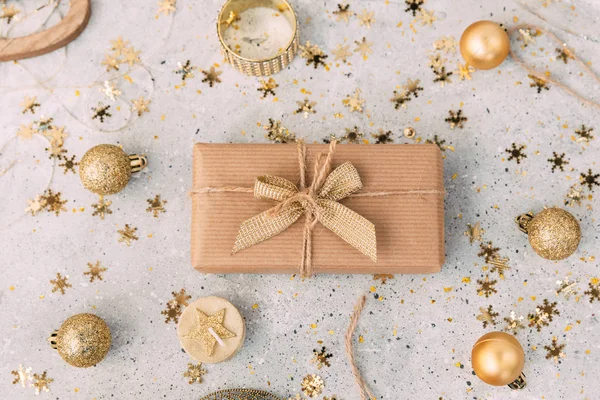 Caixa de presente de Natal com fundo dourado — Fotografia de Stock