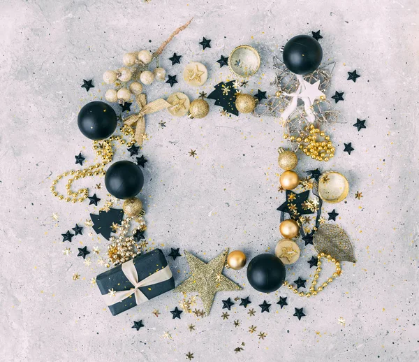 Decoraciones navideñas negras y doradas con caja de regalo — Foto de Stock