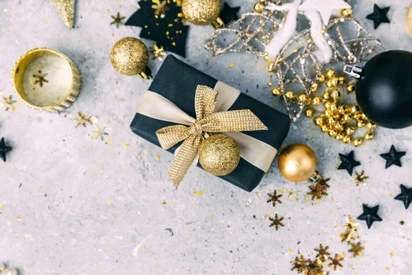 Decorações de Natal preto e ouro com caixa de presente — Fotografia de Stock