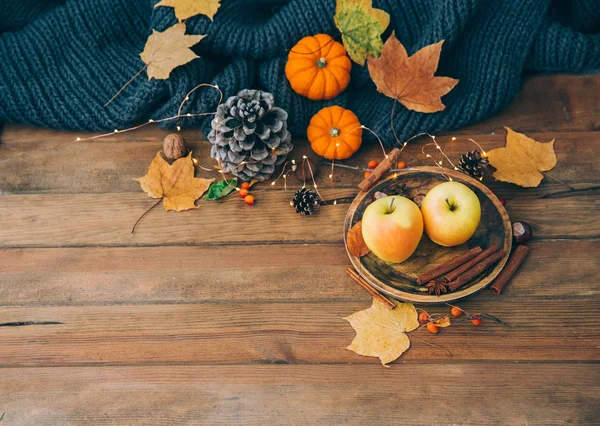 Composición de otoño. Manzanas frescas sobre fondo de madera. Copiar espacio — Foto de Stock