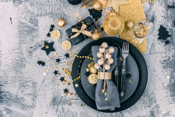 Ajuste de mesa festivo de lujo en tonos oro — Foto de Stock