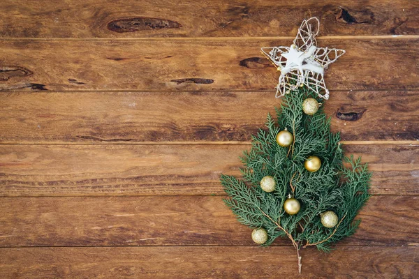 Weihnachtsbaum vor Holzhintergrund. Kopierraum, Ansicht von oben — Stockfoto