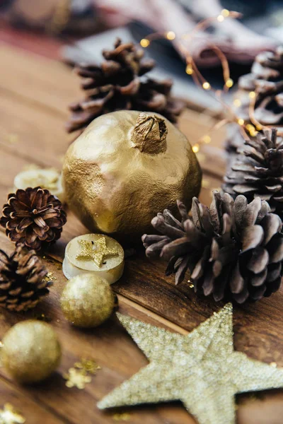 Рождественские украшения из золота на деревянном фоне. Копирование пространства — стоковое фото