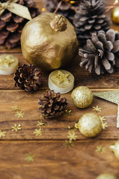 木製のテーブルにゴールド トーンのクリスマス背景 — ストック写真