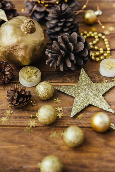 Рождественский фон в золотых тонах на деревянном столе — стоковое фото