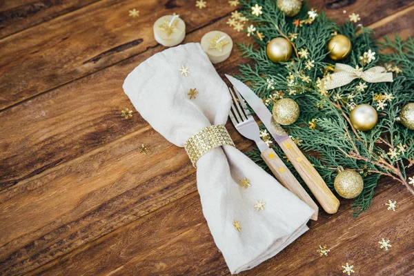 Natal e Ano Novo lugar de mesa sobre fundo de madeira. Espaço de cópia — Fotografia de Stock