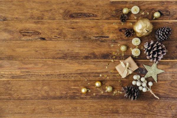 クリスマスの背景にマツ円錐形、木製のテーブルのギフト ボックス。コピー スペース平面図 — ストック写真