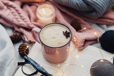 Bir fincan sıcak kahve. tatil rahat ev concept.