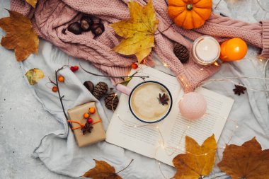 Bir fincan kahve, yaprak, kitap ve hediye. Sonbahar hafta sonu harcama.