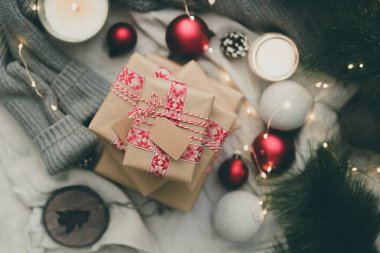 Noel süslemeleri ile mevcut. Natürmort ev yapımı sarılmış hediye