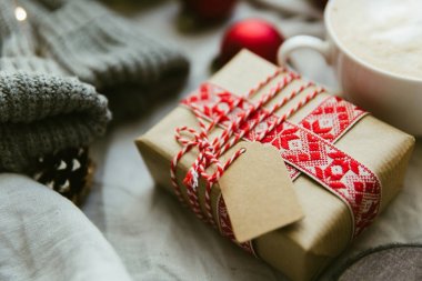 Noel süslemeleri ile mevcut. Natürmort ev yapımı sarılmış hediye