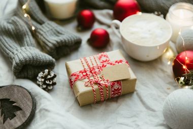 Noel süslemeleri ile mevcut. Natürmort ev yapımı sarılmış hediye