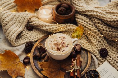 Kitap, fincan kahve, yaprakları ve süslemeleri. Rahatlatıcı sonbahar günü evde kahve sıcak coziness tarzı ile.