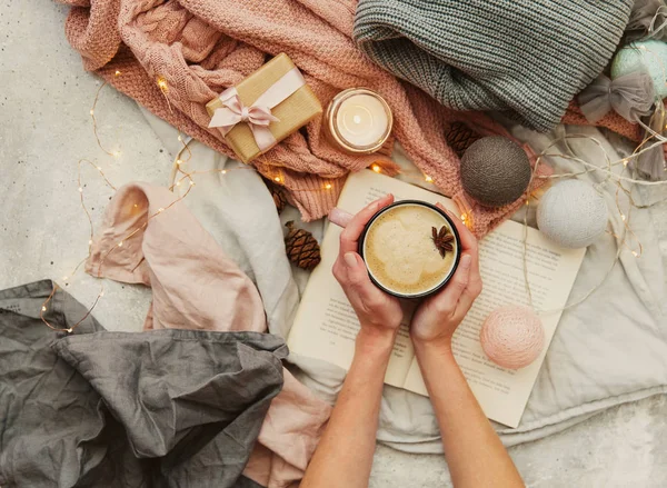 Women Hands Hold Cup Coffee Winter Cozy Christmas Concept Плоский — стоковое фото