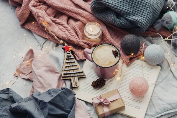 Taza Con Café Decoración Para Hogar Regalo Suéter Cálido Libro —  Fotos de Stock