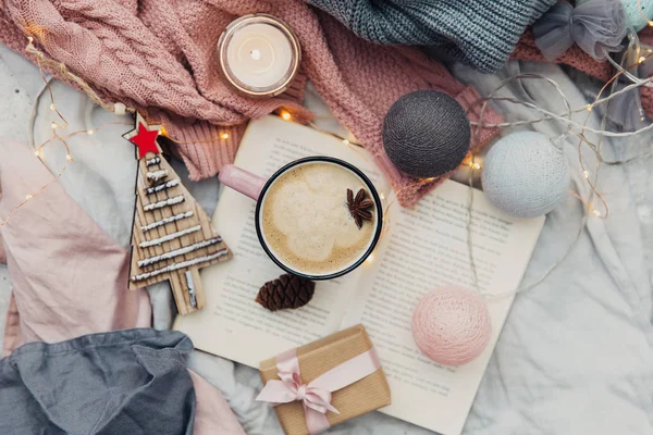 Taza Café Caliente Con Regalo Envuelto Ambiente Acogedor Invierno Puesta —  Fotos de Stock