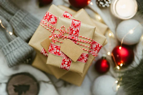 Kerstcadeau Met Decoraties Stilleven Van Zelfgemaakte Verpakt Geschenk — Stockfoto