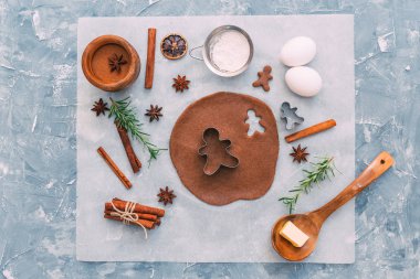 Zencefilli kurabiye yapma. Arka plan hamur ve çerez kesiciler pişirme Noel.
