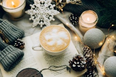 Kahve fincanı, kitap, Noel süsleri ve sıcak örme kazak. Sıcacık kış eve sabah tatil. Düz yatıyordu