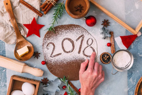 Biscoitos Árvore Natal Gengibre 2018 Assinar Farinha Mãos Confeiteiro Preparando — Fotografia de Stock