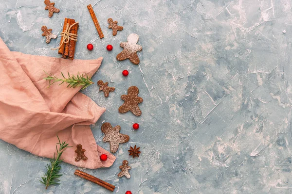 明るい背景上のジンジャーブレッドのクッキー お祝いクリスマスのベーキングします フラットが横たわっていた コピー スペース — ストック写真