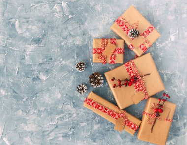 Noel hediyesi. Düz yatıyordu kompozisyon. Antika arka plan üzerinde kaydırılan hediye kutuları 