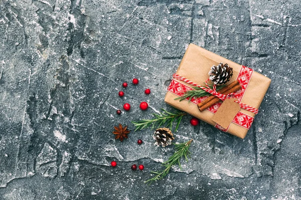 Regalo Navidad Con Decoraciones Naturales Sobre Fondo Oscuro Vintage Lay — Foto de Stock