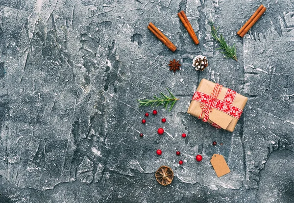 ビンテージの暗い背景に自然な装飾とクリスマス プレゼント フラット横たわっていた コピー スペース — ストック写真