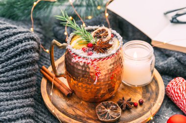 Noel Mulled şarap dilim portakal ve baharat ile. 