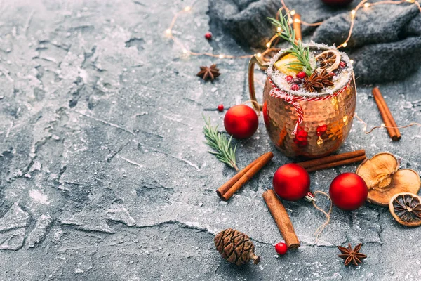 圣诞节自制的热葡萄酒与装饰品 节日饮品 — 图库照片