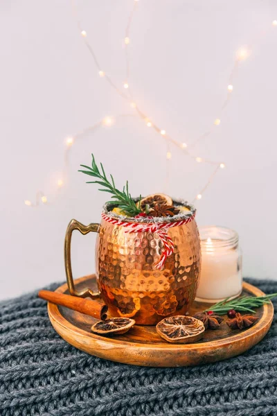 Noel Mulled şarap dilim portakal ve baharat ile. 