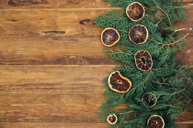 Noel antika arka plan ahşap masa dallarda köknar ile. Üstten Görünüm, kopya alanı