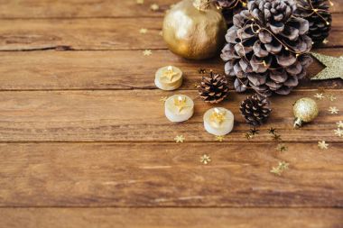 Noel dekorasyon ahşap arka plan üzerinde altın. Kopya alanı