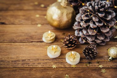 Noel dekorasyon ahşap arka plan üzerinde altın. Kopya alanı