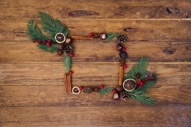 Ahşap arka planda Noel çerçevesi