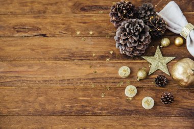 Noel dekorasyon ahşap arka plan üzerinde altın. Kopya alanı