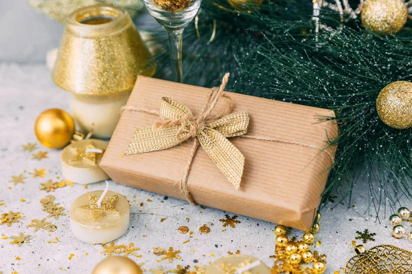 Caixa Presente Natal Com Decorações Ouro Ano Novo Fundo — Fotografia de Stock