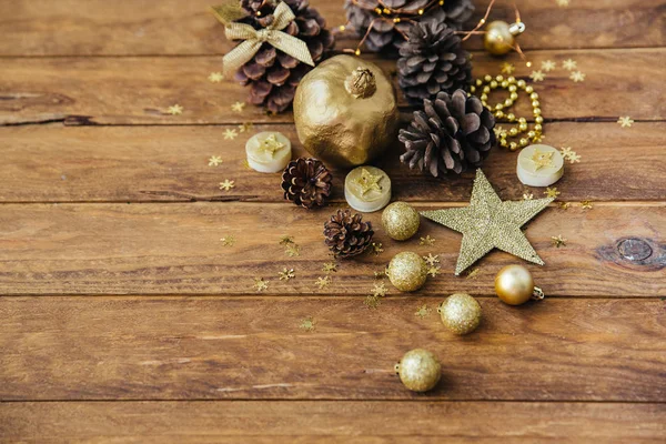 Ahşap arka planda güzel bir Noel kompozisyonu