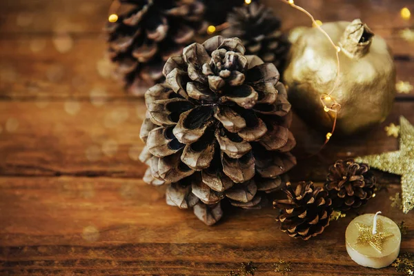 松ぼっくりとクリスマスの背景 — ストック写真