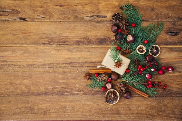 Ahşap arka planda Noel sınırı