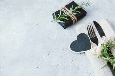 Noel çorap yer ayarlarını şenlikli rustik süslemeleri ile