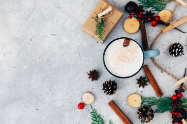 Sıcak çikolata. Antika arka plan üzerinde Noel kompozisyon 