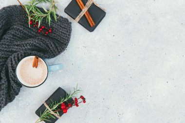 Noel doğal dekorasyon ve vintage tablo üzerinde sıcak çikolata. Tatil arka plan. Kopya alanı 