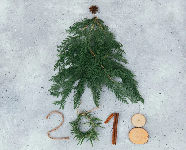 モミの枝でトレンディなクリスマスや新年装飾 2018 — ストック写真