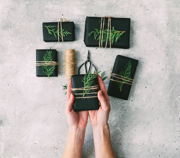 Mujer Manos Celebración Bricolaje Regalo Navidad — Foto de Stock