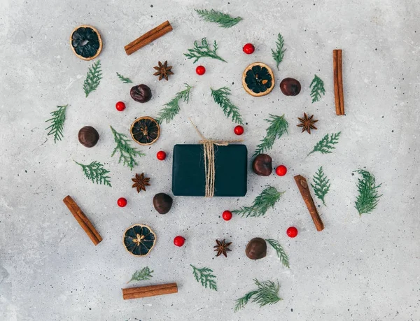 モミの枝と黒のギフト ボックスの美しいクリスマスの構図 フラット横たわっていたトップを争う — ストック写真