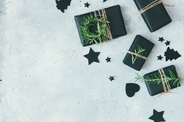 Cajas Regalo Navidad Envueltas Con Papel Negro Kraft —  Fotos de Stock