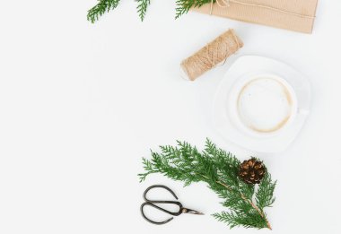 Kahve, Hediyelik, larch dalları, tarçın, Noel kompozisyon düz bir yatıyordu 