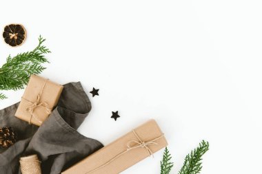 Noel hediye ve köknar çorbaları beyaz arka plan üzerinde ile kompozisyon. Yat, alanı Kopyala 