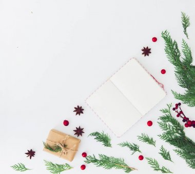 Defter köknar ağacı üzerinde beyaz masa üstten görünüm ile yaratıcı kompozisyon. Planlama kavramı. Noel arka plan. Düz yatıyordu. Kopya alanı 